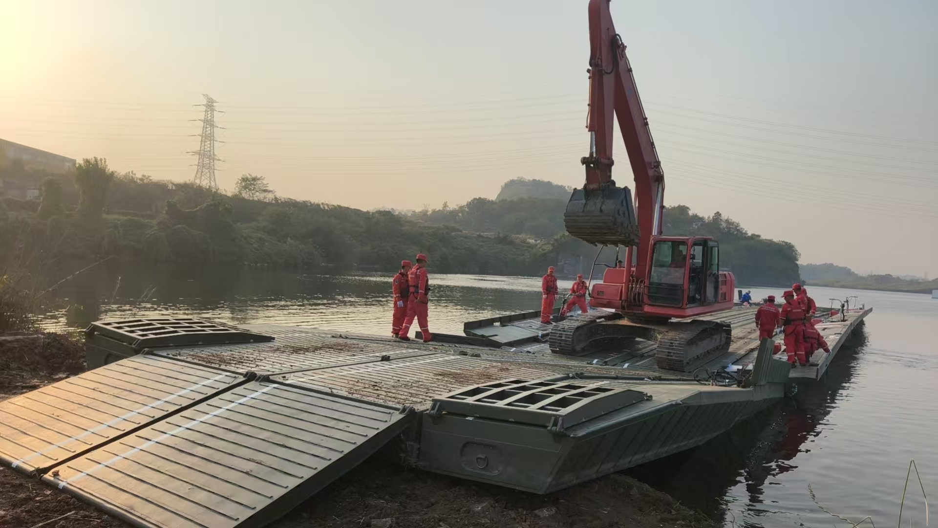 工程救援常州基地一中队扎实开展动力舟桥训练 锻造水上救援尖兵